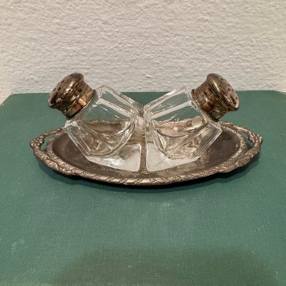 Vintage Silver Plated Salt and Pepper Set with Tray - Picture 4 of 10